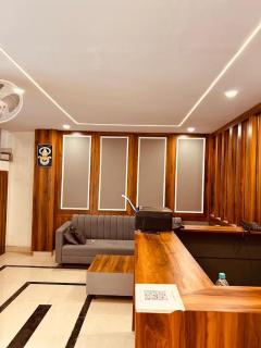 Hotel Majestic Inn - 7