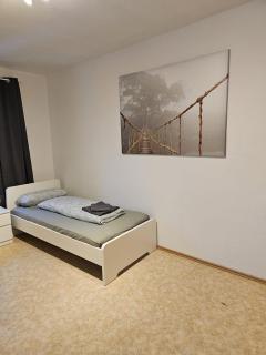 Leuna bei Leipzig & Halle - 3 Schlafzimmer, Küche, Bad - Leuna - 2