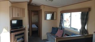 Cosy Caravan With Free Wi-Fi At Broadland Sands Holiday Park Ref 20012Bs - Hopton on Sea - 9