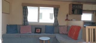 Cosy Caravan With Free Wi-Fi At Broadland Sands Holiday Park Ref 20012Bs - Hopton on Sea - 8
