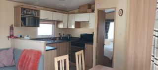 Cosy Caravan With Free Wi-Fi At Broadland Sands Holiday Park Ref 20012Bs - Hopton on Sea - 7