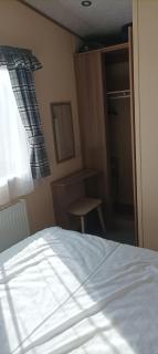 Cosy Caravan With Free Wi-Fi At Broadland Sands Holiday Park Ref 20012Bs - Hopton on Sea - 6