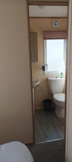Cosy Caravan With Free Wi-Fi At Broadland Sands Holiday Park Ref 20012Bs - Hopton on Sea - 1