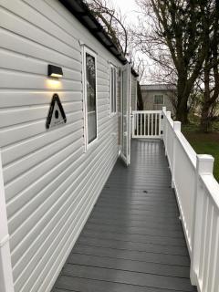 Beautiful Caravan With Decking And Free Wi-Fi At Broadland Sands Ref 20372Bs - Hopton on Sea - 0