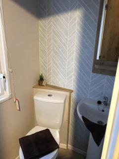 Beautiful Caravan With Decking And Free Wi-Fi At Broadland Sands Ref 20372Bs - Hopton on Sea - 2