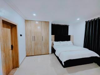 AY 10 Luxury Suites Lekki with Wifi, Heater, Cable TV, AC and Very Secured Estate - Lekki Phase 1 - 7