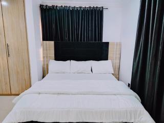 AY 10 Luxury Suites Lekki with Wifi, Heater, Cable TV, AC and Very Secured Estate - Lekki Phase 1 - 6
