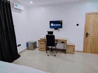 AY 10 Luxury Suites Lekki with Wifi, Heater, Cable TV, AC and Very Secured Estate - Lekki Phase 1 - 3