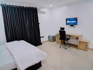 AY 10 Luxury Suites Lekki with Wifi, Heater, Cable TV, AC and Very Secured Estate - Lekki Phase 1 - 1