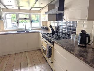 Beautiful Thatched Cottage with Outdoor Pool, Secure Garden, Dog & Family Friendly! Chichester Holiday Properties - Bosham - 5