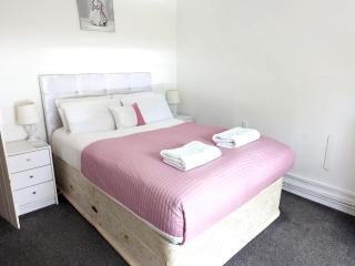 Beautiful Thatched Cottage with Outdoor Pool, Secure Garden, Dog & Family Friendly! Chichester Holiday Properties - 1