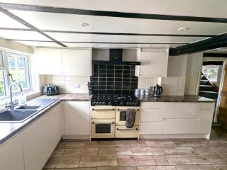 Beautiful Thatched Cottage with Outdoor Pool, Secure Garden, Dog & Family Friendly! Chichester Holiday Properties - Bosham - 6