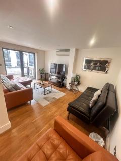 Spacious 3-bed 3-Bath Luxury apartment with balcony Hyde Park - 4