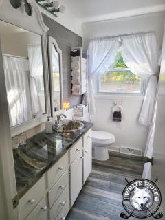 WHITE WOLF Farmhouse Retreat - 3