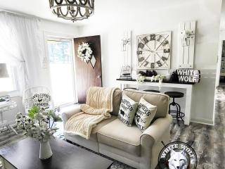 WHITE WOLF Farmhouse Retreat - 8