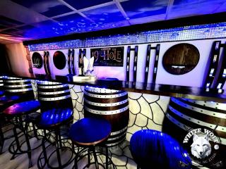 WHITE WOLF Farmhouse Retreat - 2