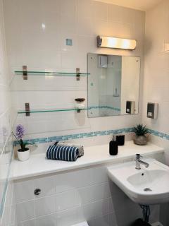 Fly Hi-Town Centre Apartment - Ifield - 2