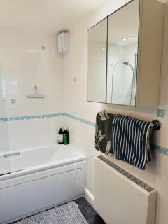 Fly Hi-Town Centre Apartment - Ifield - 4