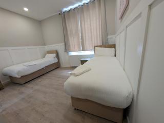 Numero Uno Ensuite 3BR Flat Hot Tub Wifi Parking - Birtley - 3