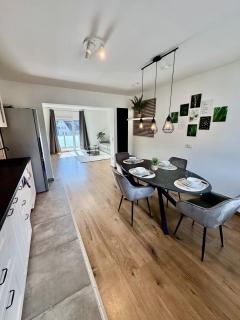 FeWo-Palmtrees 4 - Große moderne 2 Zimmerwohnung mit Süd-West Balkon in Gladbeck-Mitte Nähe Movie Park und Arena AufSchalke - Gladbeck - 2