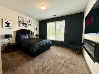 Luxurious King & Queens Den - King Bed - Fireplaces - Atlanta - 7