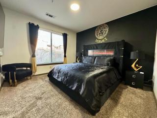 Luxurious King & Queens Den - King Bed - Fireplaces - Atlanta - 4
