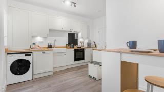 Luxury 3-Bed Cirencester Apartment with garden, parking and EV charger - 8
