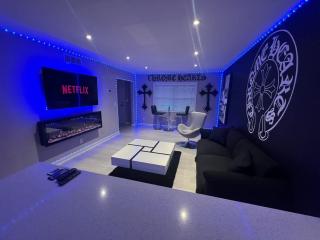 Modern Chrome Heart Haven - Fireplace Bed - Atlanta - 9