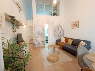Comfy loft, 6 metro stops from downtown, AC & WiFi - 2