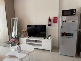 Dubai studio apartment offering style, privacy, and prime location - 3