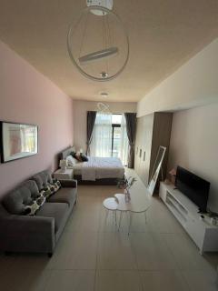 Dubai studio apartment offering style, privacy, and prime location - 2