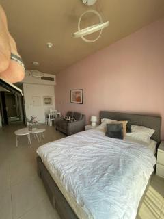Dubai studio apartment offering style, privacy, and prime location - 6