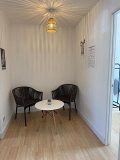 Newly decorated lovely three bedroom flat - 0