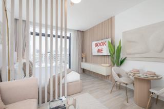 StayShort - Stylish Studio Sleeps 2 with Balcony - 0