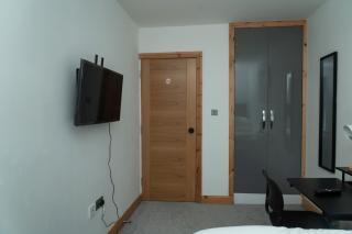 4 Bed Failsworth Home, 3 Bathrooms including Free Parking - Workspaces - Garden - Less than 10 Minute Drive to Etihad Stadium, CoOp Live - Less than 15 Minute Drive to City Centre - Including FREE 1-Hour Early Check-In or Late Check-out - Manchester - 8
