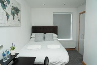 4 Bed Failsworth Home, 3 Bathrooms including Free Parking - Workspaces - Garden - Less than 10 Minute Drive to Etihad Stadium, CoOp Live - Less than 15 Minute Drive to City Centre - Including FREE 1-Hour Early Check-In or Late Check-out - Manchester - 5