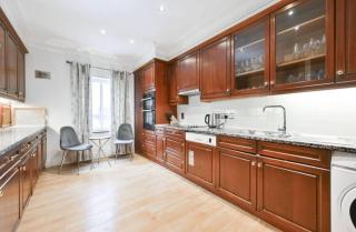 CARLTON COURT - MAYFAIR - London - 2