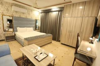 Spacious rooms with dedicated workspace - Lahore - 3