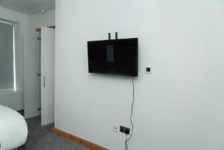 Master Double Bedroom with Workspace, Smart TV, Free Parking and Local Tram Stop - Manchester - 3