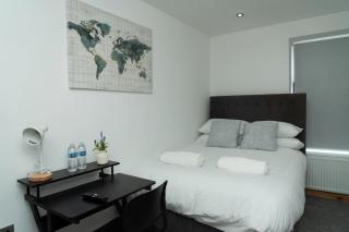 Master Double Bedroom with Workspace, Smart TV, Free Parking and Local Tram Stop - Manchester - 0
