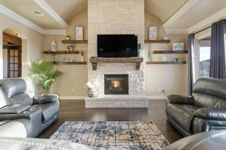 Luxe Retreat: Pool, Spa,Jacuzzi, EV Charger & more - Granbury - 6