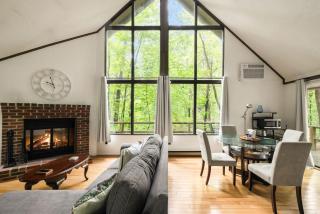 Cozy A-Frame w Fireplace Fire Pit Grill & WiFi - Hedgesville - 0