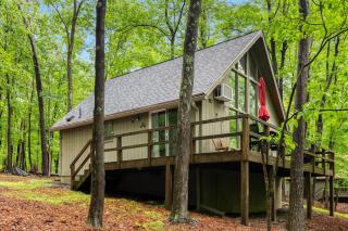 Cozy A-Frame w Fireplace Fire Pit Grill & WiFi - Hedgesville - 9
