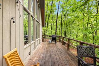 Cozy A-Frame w Fireplace Fire Pit Grill & WiFi - Hedgesville - 8