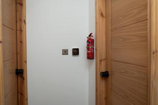 Single Bedroom with Workspace, Smart TV, Free Parking-Local Tram Stop - Including FREE 1-Hour Early Check-In or Late Check-out for bookings until JULY - 5