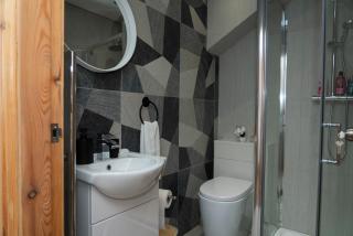 Double Bedroom Near Etihad and CoOp Live with Free Parking, Shared Kitchen & Bathroom - Including FREE 1-Hour Early Check-In or Late Check-out for bookings until JULY - Manchester - 3