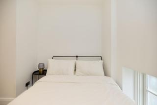 Central Tadworth Terrace Flat - Split- level 2BDR - Purley - 5