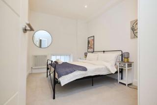 Central Tadworth Terrace Flat - Split- level 2BDR - Purley - 4