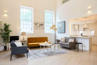Central Tadworth Terrace Flat - Split- level 2BDR - Purley - 1