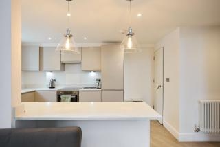 Central Tadworth Terrace Flat - Split- level 2BDR - Purley - 7